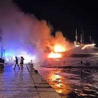 U Makarskoj za četiri sata izgorjela jahta vlasnika kompanije iz Širokog Brijega: Plovilo vrijedno oko 3 miliona eura