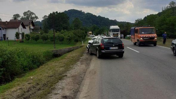 Sudar dva automobila u mjestu Liješnica kod Maglaja - Avaz