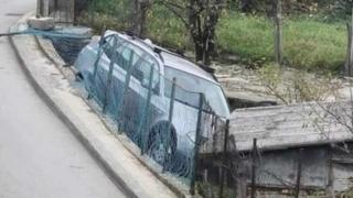 Video / Vozač izgubio kontrolu nad BMW-om: Umjesto u garažu, uletio u tuđu avliju na Bjelavama