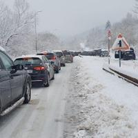 Pogledajte kakav je put do Bjelašnice: Ljudi se vraćaju i stavljaju lance