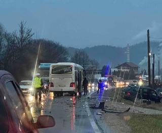 Teška nesreća kod Maglaja: Sudarili se autobus i automobil, jedna osoba povrijeđena 