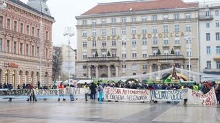 Sukob molitelja i demonstranata na Trgu bana Jelačića
