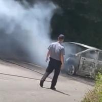 Video / Gorjelo vozilo u blizini Doboj Istoka, vozač bio u njemu u trenuku izbijanja požara