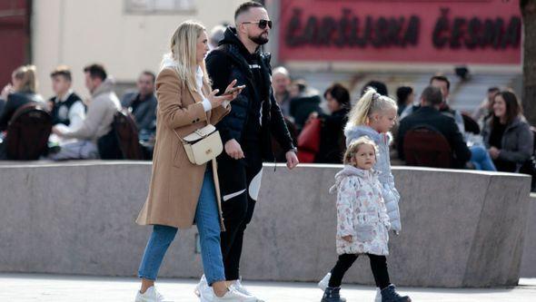 Građani Tuzle uživaju u suncu - Avaz