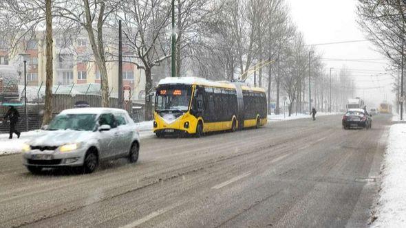 Snijeg na kolovozu - Avaz