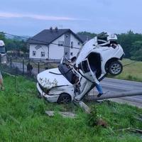 Teška saobraćajna nesreća kod Brčkog: Vatrogasci rezali automobil kako bi izvukli mladića, jedna osoba poginula