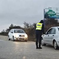 Drama u BiH: Vozač (22) Golfom probio rampu na ulazu u državu, pa se zabio u policijsku blokadu i poginuo