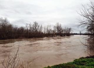 Poplave u Bijeljini: Vatrogasci iz kuće evakuisali trudnicu i još tri osobe